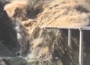 Jembatan Hongqi di Sichuan China Runtuh, Tak Ada Korban Jiwa